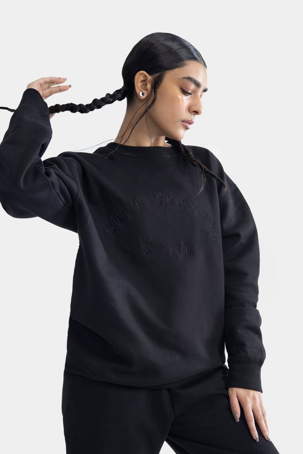 Drop Shoulder Embroidered Sweatshirt - Black
