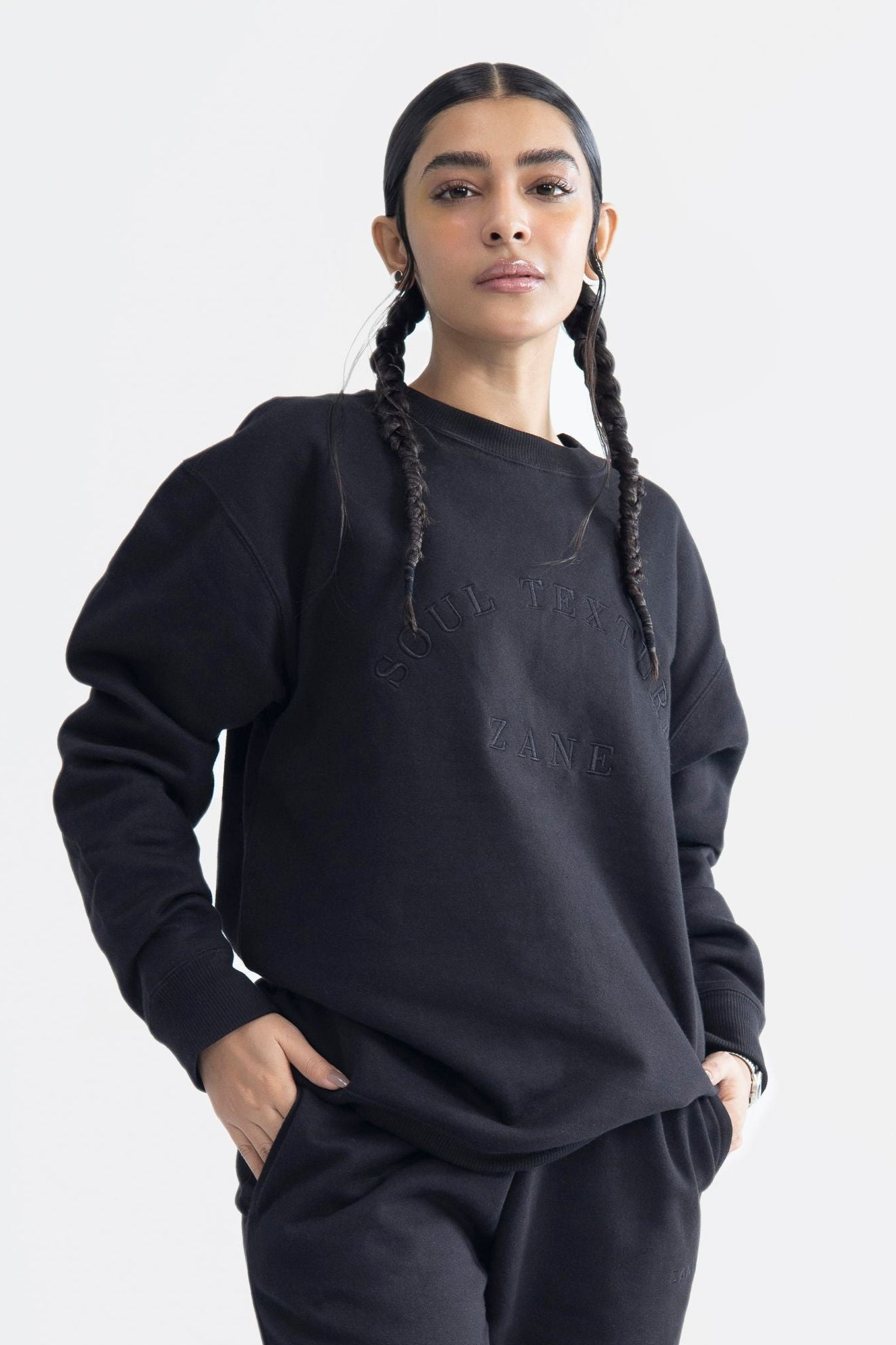 Drop Shoulder Embroidered Sweatshirt - Black
